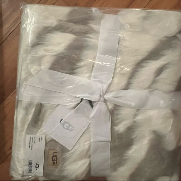 UGG Shayla Faux Fur High-low Zebra Stripe Throw Blanket Snow/Clam Shell LAST ONE - Picture 3 of 4